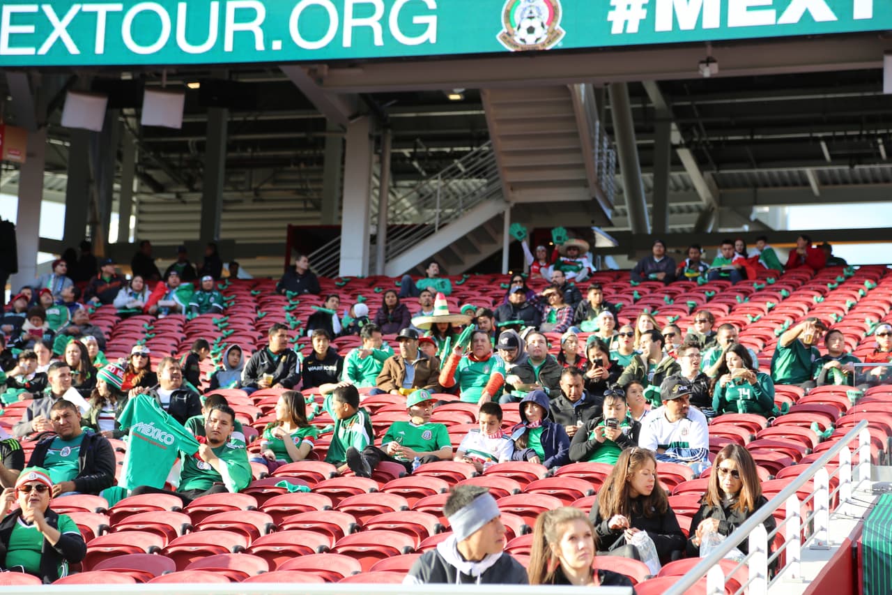 Seguimiento gráfico de los trabajos en cancha de los jugadores, las características del escenario y hasta la alegría de los asistentes en el Levi's Stadium en el partido de México contra Islandia.