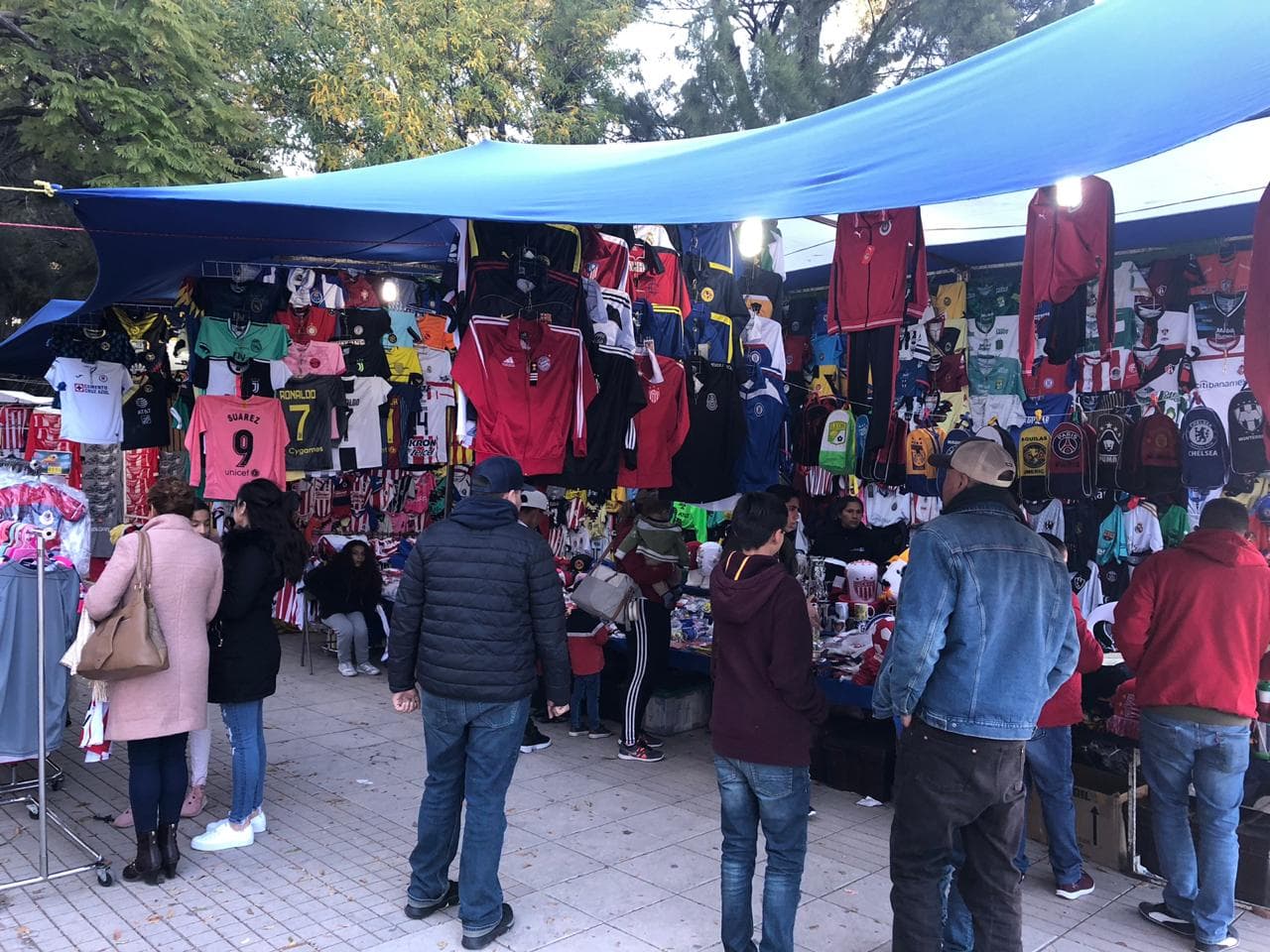 La gente comienza a llegar al Estadio Victoria para contemplar el encuentro amistoso entre Necaxa y Chivas.