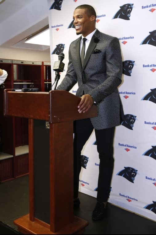 <b>Cam</b>eron Jerrell
<b>Newton</b> celebra su cumpleaños número 28 este 11 de mayo y por ello quisimos mostrar cómo ha ido cambiando su
<i>look</i> durante las seis temporadas que lleva en la NFL. El quarterback de los
<b><a href="http://www.univision.com/deportes/nfl/carolina-panthers">Carolina Panthers</a></b> ha sorprendido en casi todas sus conferencias de prensa pues no escatima al momento de presentarse en público.