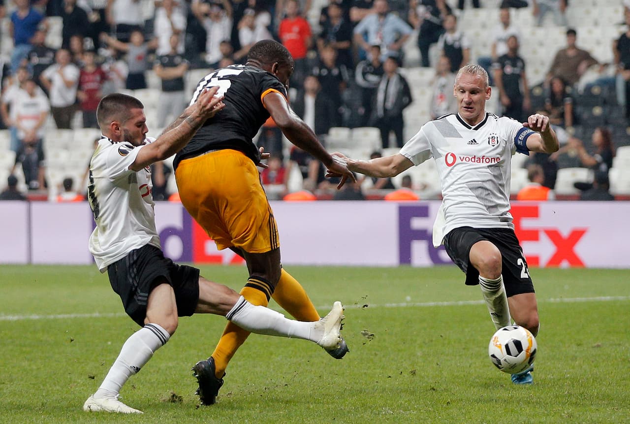 Boly marcó al final del partido para darle triunfo a los Wolves.
