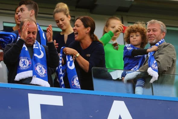 Desde su palco Román Abramóvich, dueño del Chelsea, celebró la conquista de sus jugadores.