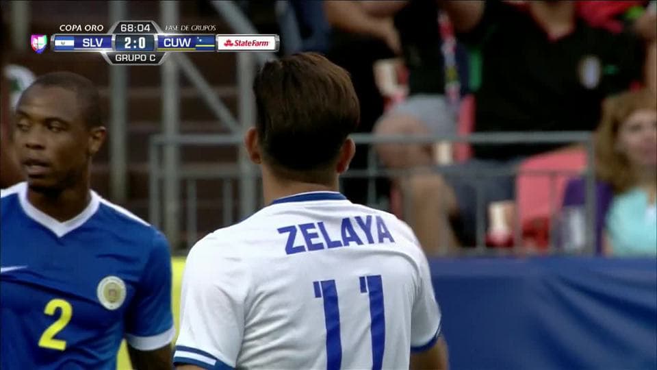 Bryan Tamacas saca de banda y pone el balón en juego