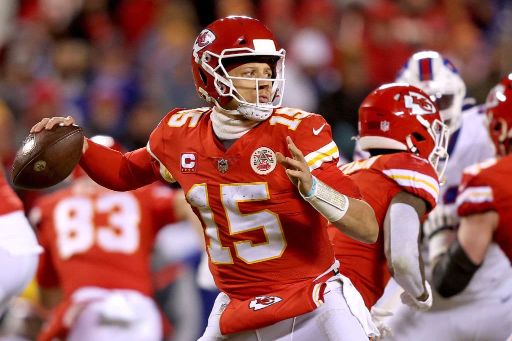 Los Chiefs se metieron nuevamente al partido por el Campeonato de la AFC aal vencer en tiempo extra a los Bills. La actuación de cuatro touchdowns de Patrick Mahomes llevó a Kansas City a ganar 42-36 contra Buffalo, un choque que pasará a la historia.
<br>