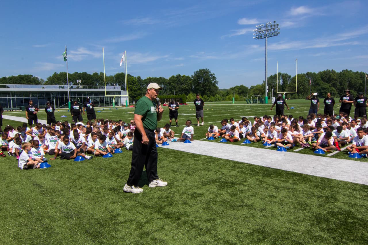 Los New York Jets, en conjunción con la NFL, han hecho una sociedad con el tackle ofensivo del Salón de la Fama Anthony Muñoz y la Muñoz Agency para recibir el NFL PLAY 60 Character Camp de manera local por segunda ocasión, he aquí las mejores imágnes del evento.