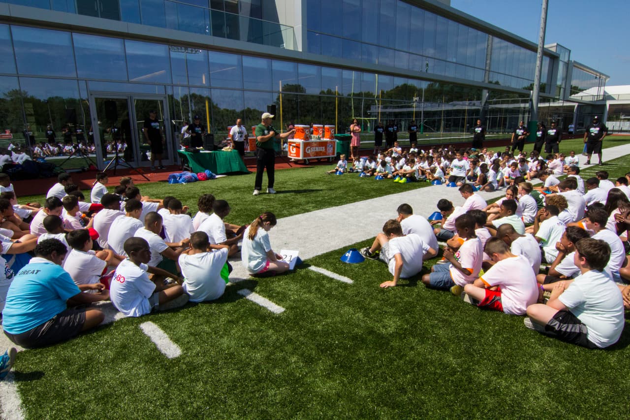 Los New York Jets, en conjunción con la NFL, han hecho una sociedad con el tackle ofensivo del Salón de la Fama Anthony Muñoz y la Muñoz Agency para recibir el NFL PLAY 60 Character Camp de manera local por segunda ocasión, he aquí las mejores imágnes del evento.