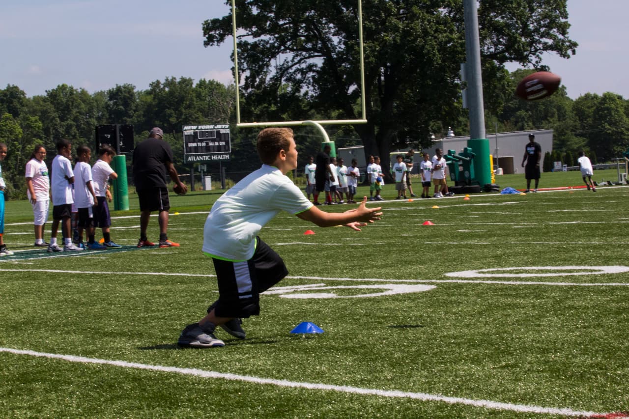 Los New York Jets, en conjunción con la NFL, han hecho una sociedad con el tackle ofensivo del Salón de la Fama Anthony Muñoz y la Muñoz Agency para recibir el NFL PLAY 60 Character Camp de manera local por segunda ocasión, he aquí las mejores imágnes del evento.