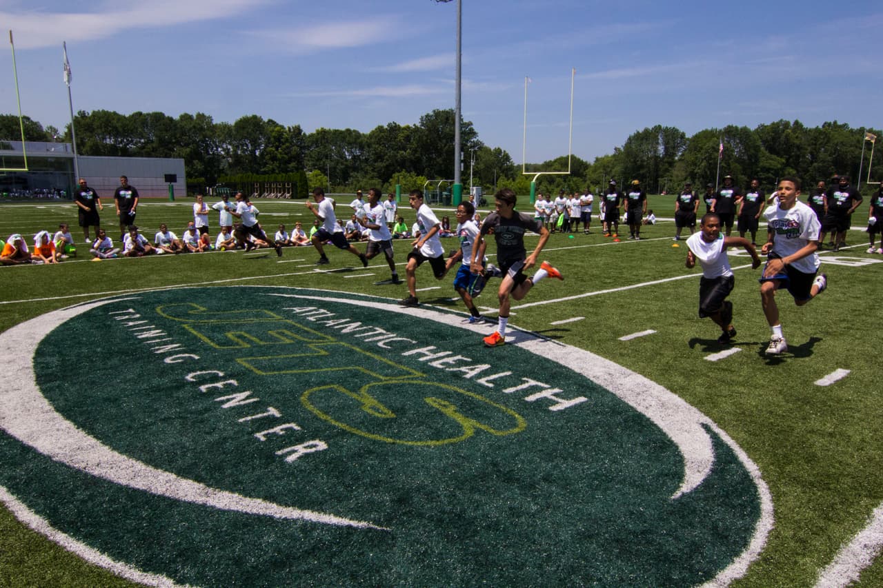 Los New York Jets, en conjunción con la NFL, han hecho una sociedad con el tackle ofensivo del Salón de la Fama Anthony Muñoz y la Muñoz Agency para recibir el NFL PLAY 60 Character Camp de manera local por segunda ocasión, he aquí las mejores imágnes del evento.
