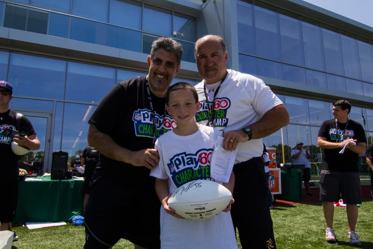 Los New York Jets, en conjunción con la NFL, han hecho una sociedad con el tackle ofensivo del Salón de la Fama Anthony Muñoz y la Muñoz Agency para recibir el NFL PLAY 60 Character Camp de manera local por segunda ocasión, he aquí las mejores imágnes del evento.