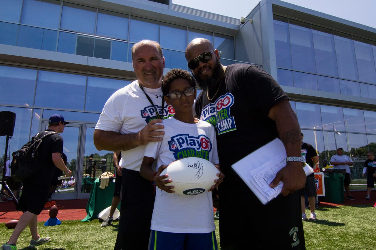 Los New York Jets, en conjunción con la NFL, han hecho una sociedad con el tackle ofensivo del Salón de la Fama Anthony Muñoz y la Muñoz Agency para recibir el NFL PLAY 60 Character Camp de manera local por segunda ocasión, he aquí las mejores imágnes del evento.