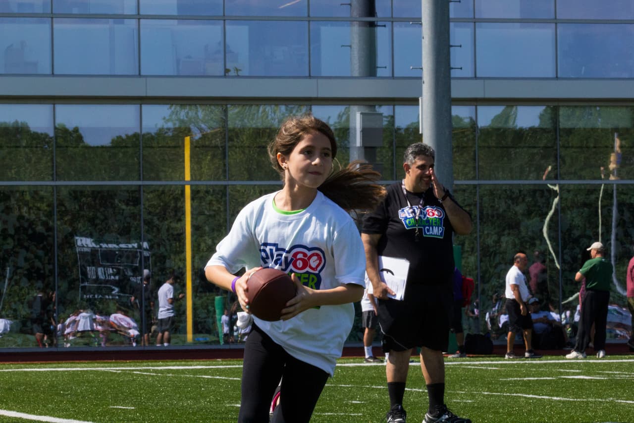 Los New York Jets, en conjunción con la NFL, han hecho una sociedad con el tackle ofensivo del Salón de la Fama Anthony Muñoz y la Muñoz Agency para recibir el NFL PLAY 60 Character Camp de manera local por segunda ocasión, he aquí las mejores imágnes del evento.