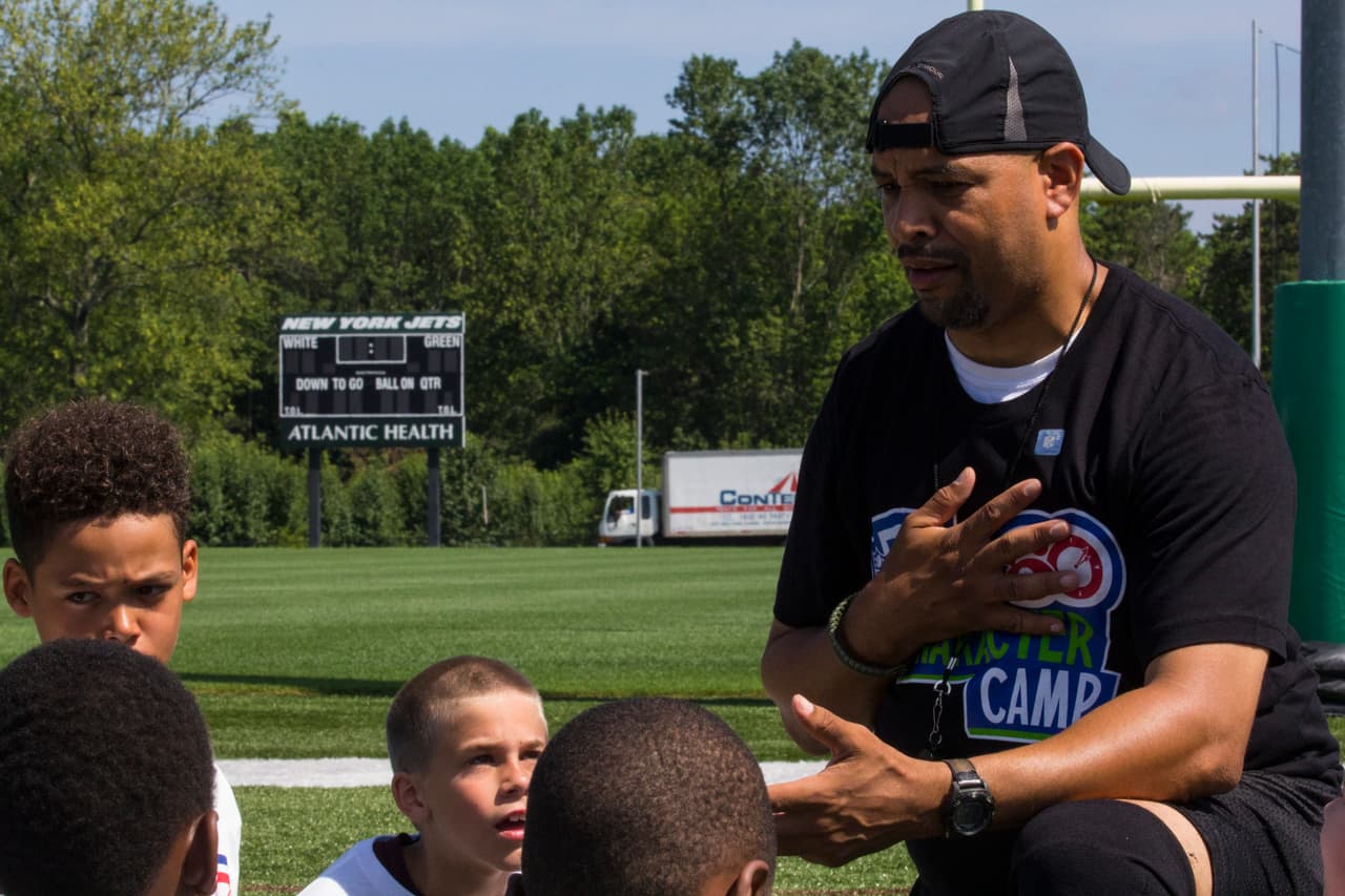 Los New York Jets, en conjunción con la NFL, han hecho una sociedad con el tackle ofensivo del Salón de la Fama Anthony Muñoz y la Muñoz Agency para recibir el NFL PLAY 60 Character Camp de manera local por segunda ocasión, he aquí las mejores imágnes del evento.