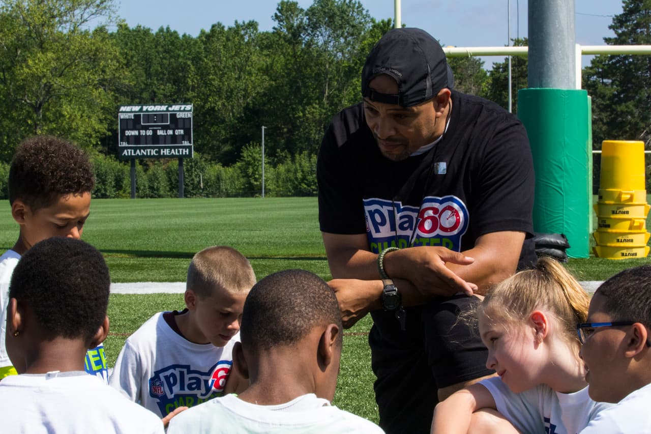 Los New York Jets, en conjunción con la NFL, han hecho una sociedad con el tackle ofensivo del Salón de la Fama Anthony Muñoz y la Muñoz Agency para recibir el NFL PLAY 60 Character Camp de manera local por segunda ocasión, he aquí las mejores imágnes del evento.
