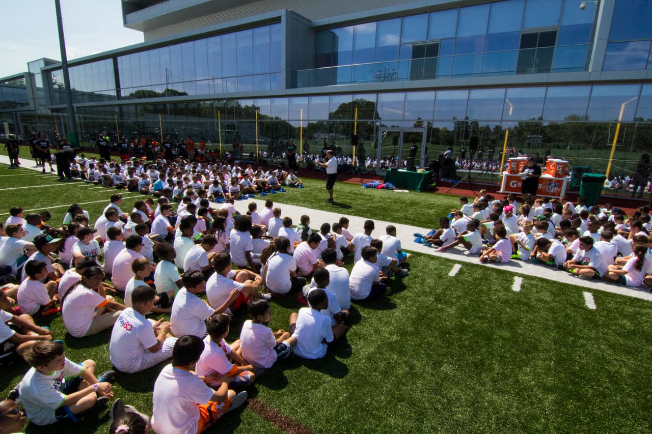 Los New York Jets, en conjunción con la NFL, han hecho una sociedad con el tackle ofensivo del Salón de la Fama Anthony Muñoz y la Muñoz Agency para recibir el NFL PLAY 60 Character Camp de manera local por segunda ocasión, he aquí las mejores imágnes del evento.