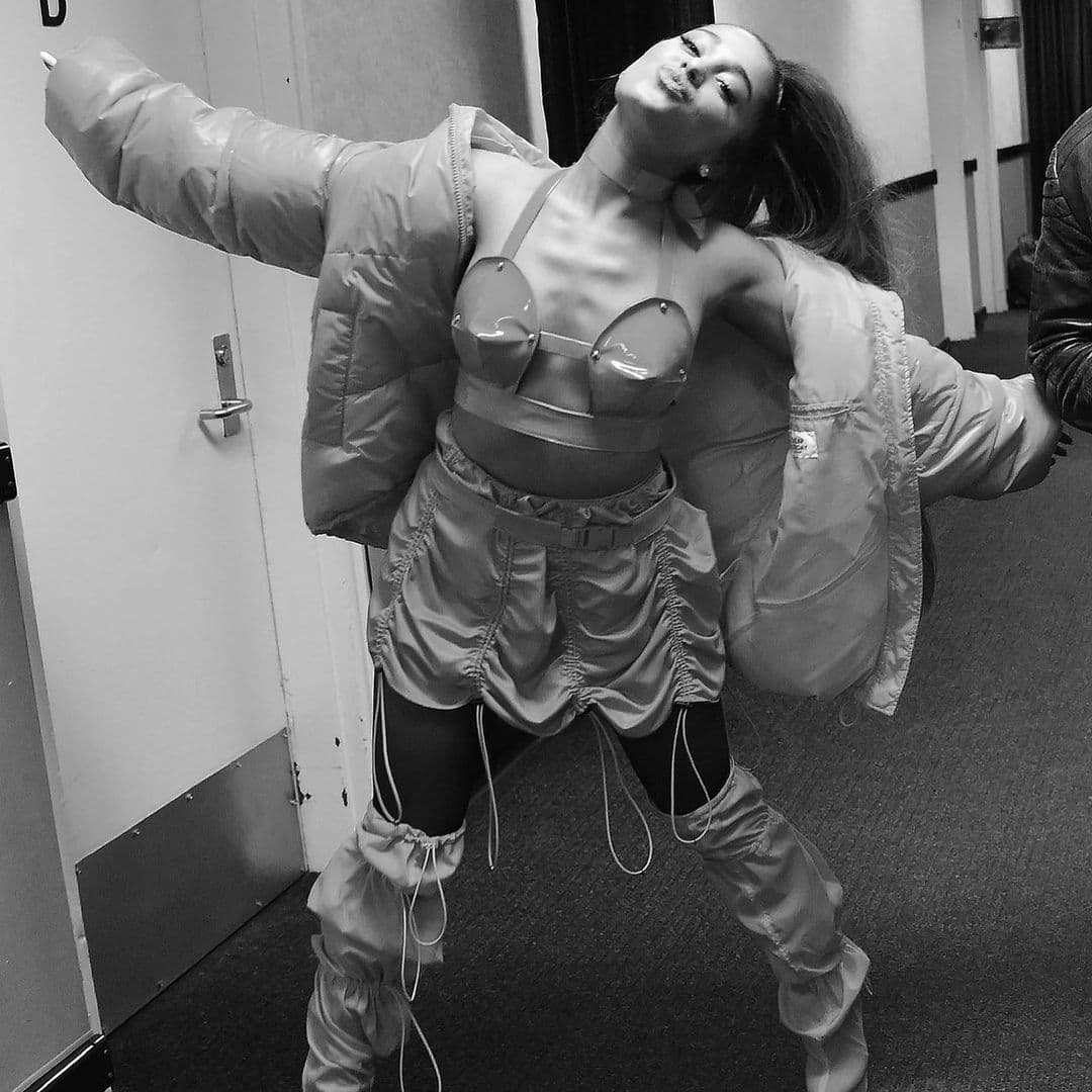 Grande compartió una colección de fotos personales con Gomez a principios de abril.