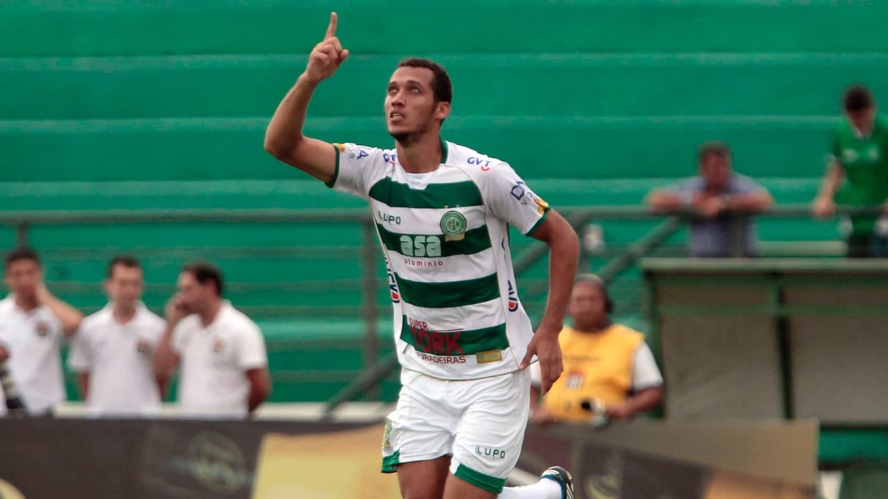 Hélio Hermito Zampier Neto, defensor de 31 años, ha jugado para diversos conjuntos como el Vasco da Gama, Paraná, Francisco Beltrao, Cianorte, Guarani, Santos.