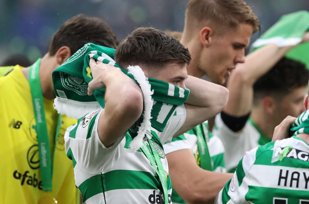 Con un triunfo de 2-1 ante Hearts, Celtic FC se coronó por octava ocasión seguida en la Scottish Premiership y festejó con su público en Celtic Park ante un estadio repleto pero con un cuadro plagado de jugadores suplentes. ¿La razón? El sábado entrante en Hampden Park disputará ante, precisamente, el Hearts la Final de la Copa Escocesa, aunque los de Edimburgh también jugaron con suplentes para el partido del fin de semana. Así festejaron los verdiblancos su campeonato 50 en el fútbol escocés.