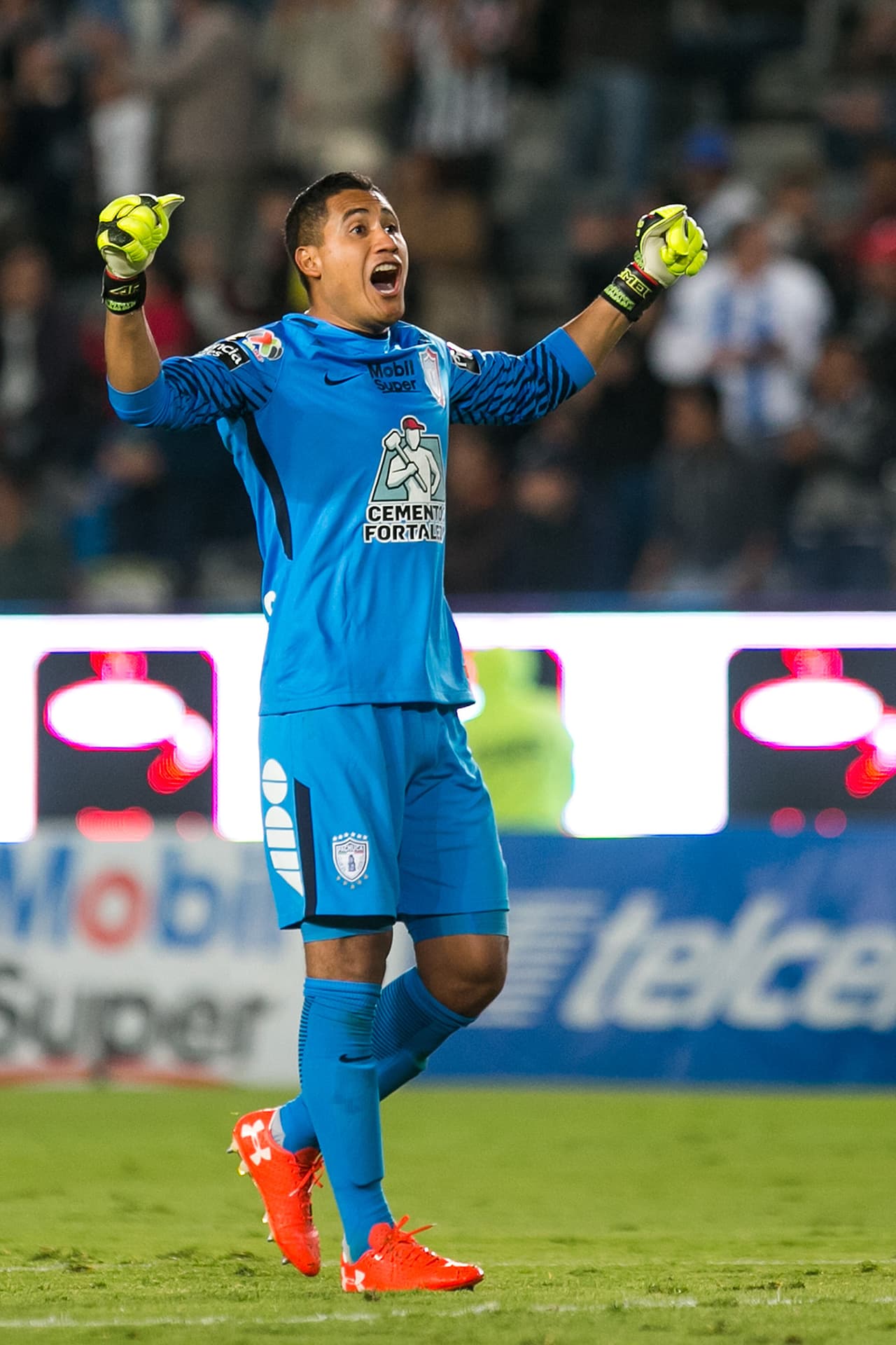 El festejo del arquero mexicano fue grande. Ha peleado mucho por tener un puesto relevante en el fútbol mexicano y hoy tuvo la actuación que siempre había esperado.