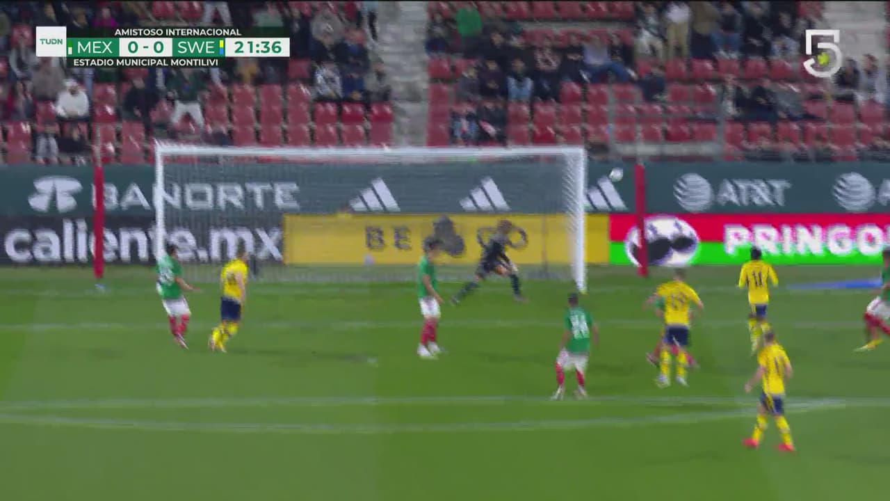 ¡Susto para el Tri! Svanger le pega con potencia y pasa rozando el marco