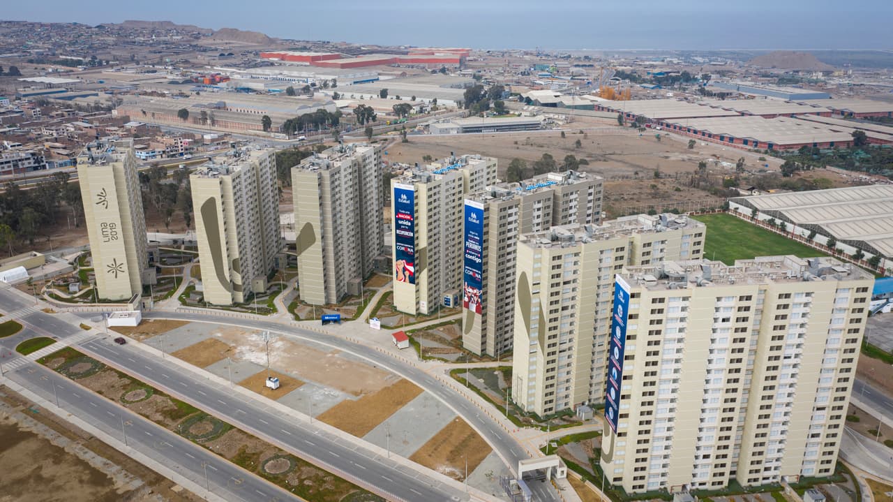Hace menos de un año se disputaban competencias deportivas en Perú, estas torres albergaban a los deportistas y ahora están convertidos en hospitales de emergencia para pacientes con coronavirus.