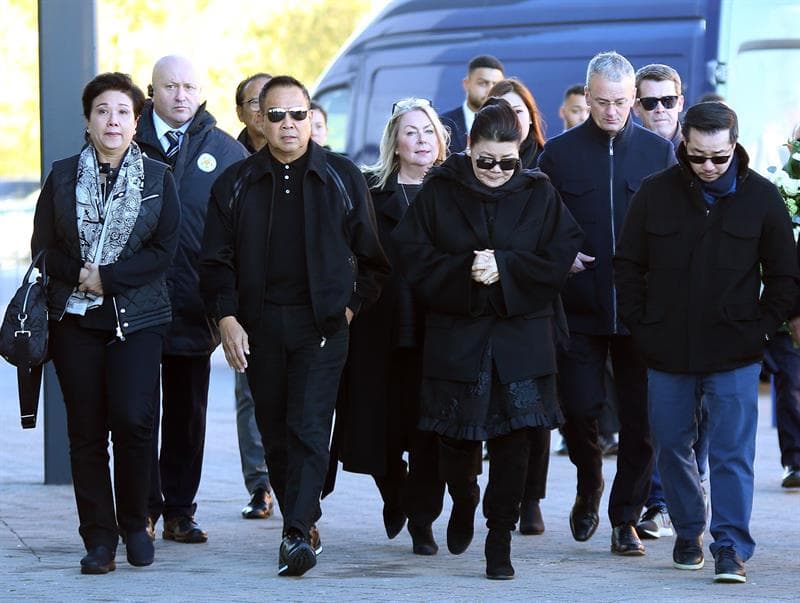 La esposa y el hijo de Vichai Srivaddhanaprabha, propietario del Leicester City, presentaron sus ofrendas junto miles de hinchas del club que se despidieron del hombre que falleció en un accidente de helicóptero de forma trágica.