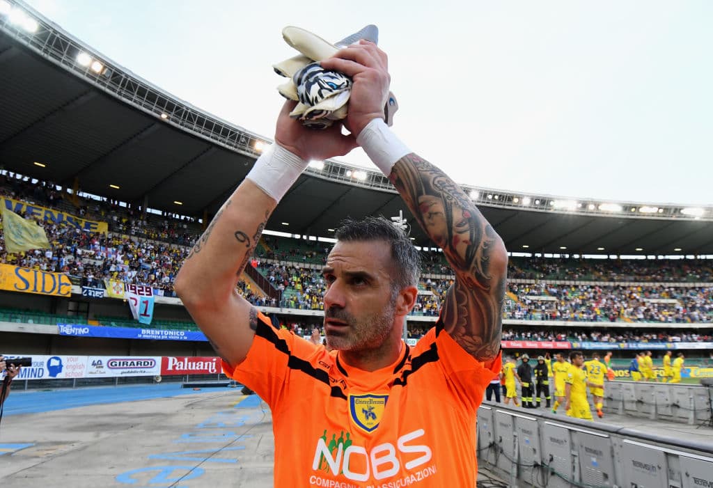 <b>Stefano Sorrentino</b>, Chievo Verona. El portero de 39 años tuvo una actuación sólida en el debut de su equipo ante la Juventus, aunque cayeran 3-2. Acabó con fractura de nariz tras choque con Cristiano.