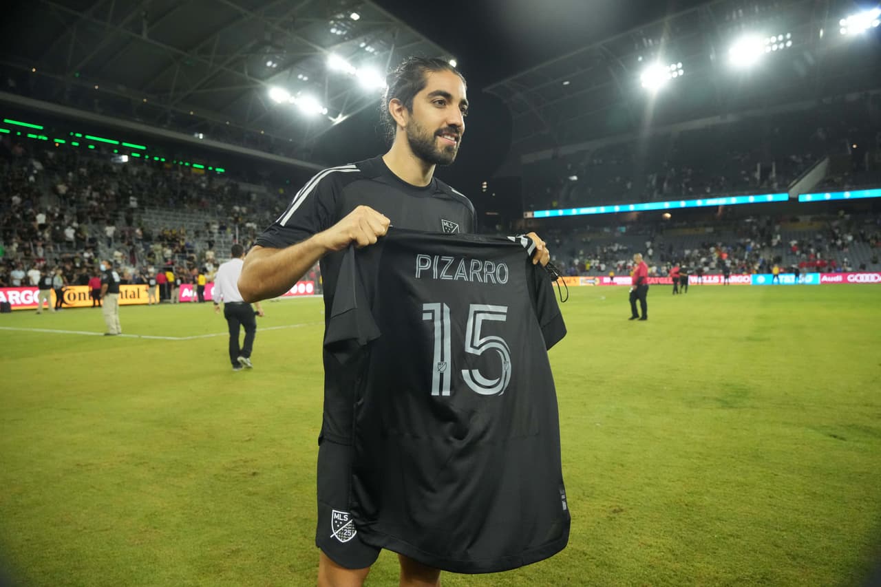 Rodolfo Pizarro lució la camiseta de campeón.
<br>