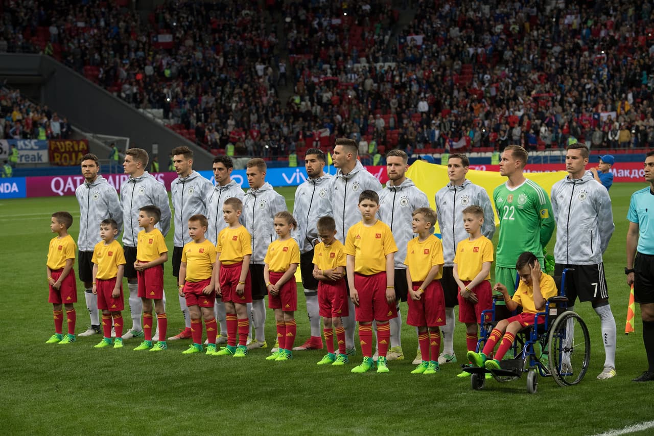 Joachim Low, que disputa con Alemania esta Copa con una nómina muy joven, utilizó este once inicial: Ter Stegen; Ginter, Mustafi, Süle; Kimmich, Emre Can, Rudy, Hector; Goretzka, Draxler; Stindl.