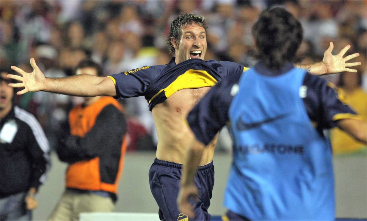 Anotó su gol 100 con una rodilla lastimada. El 13 de noviembre de 1999 ante Colón de Santa Fe, se lesionó los ligamentos cruzados de la rodilla derecha y aun así sumó un tanto más en su carrera.