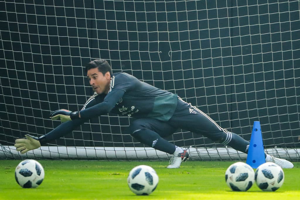 Guillermo Ochoa fue titular en la igualdad sin goles de local del Standard Lieja contra Sporting Charleroi en Bélgica, donde el equipo del mexicano es sexto a 7 puntos del líder, Brujas.