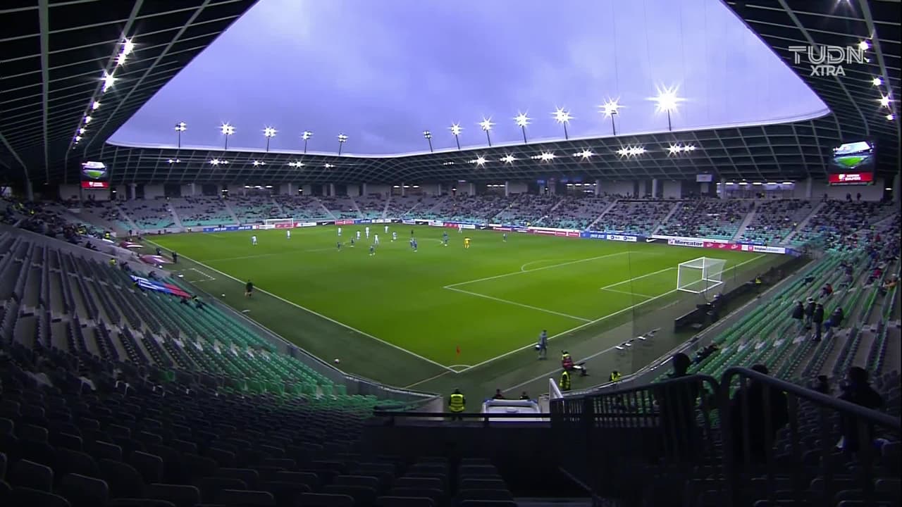 Arranca el partido y la pelota está en juego.