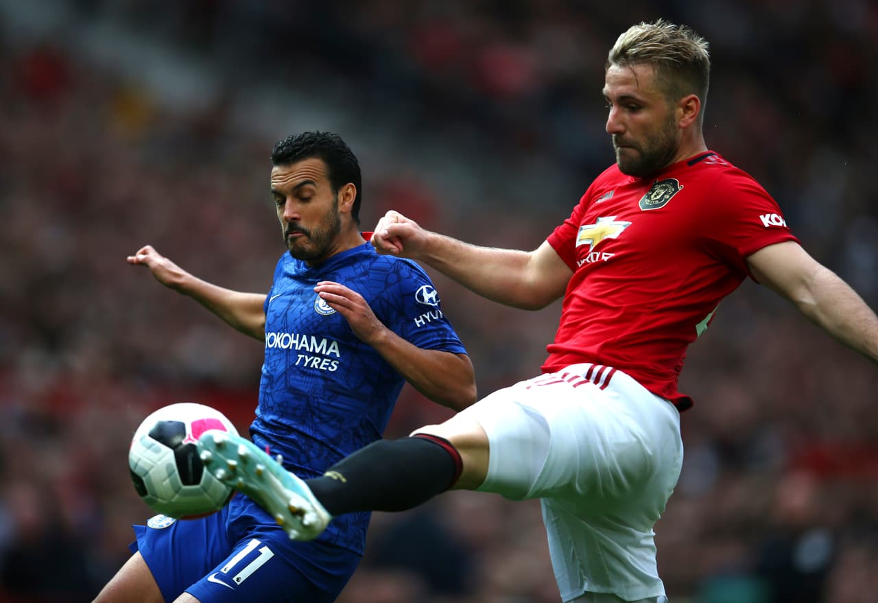 Luke Shaw le despoja el esférico a Pedro.