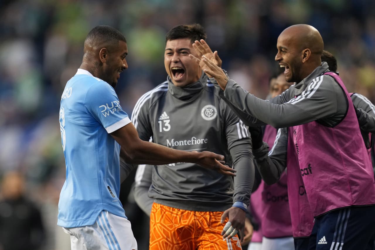 Cuando los locales jugaban mejor, una desatención en el área permitió que el NYC FC aprovechara para que Thiago Andrade metiera un recentro de Valentín Castellanos ante la nula marca de los centrales.