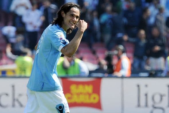 Y dos minutos más tarde el goleador Edinson Cavani puso las cosas igualadas.
