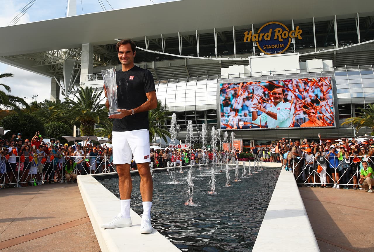 La fotografía del título no podía faltar para sellar una placa histórica para el tenista suizo que se ha convertido en el más importante de todos los tiempos.