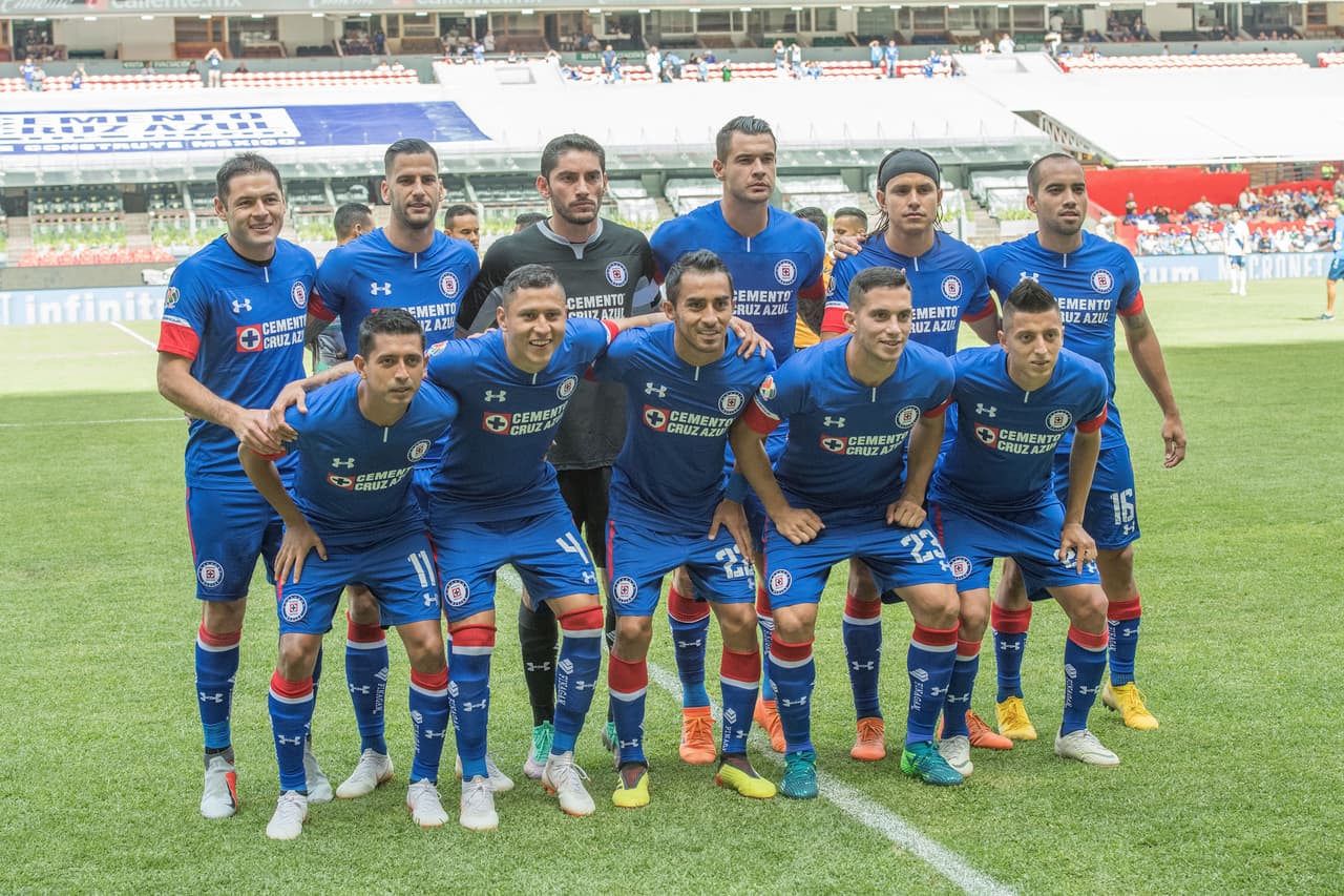 Los jugadores de Cruz Azul posan antes del inicio del partido.