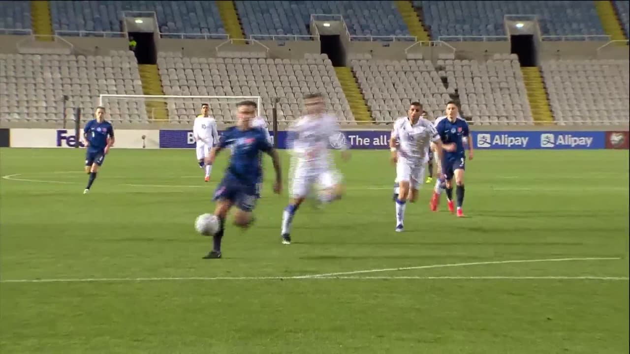 ¡TIRO ATAJADO! disparo por Albert Rusnák.