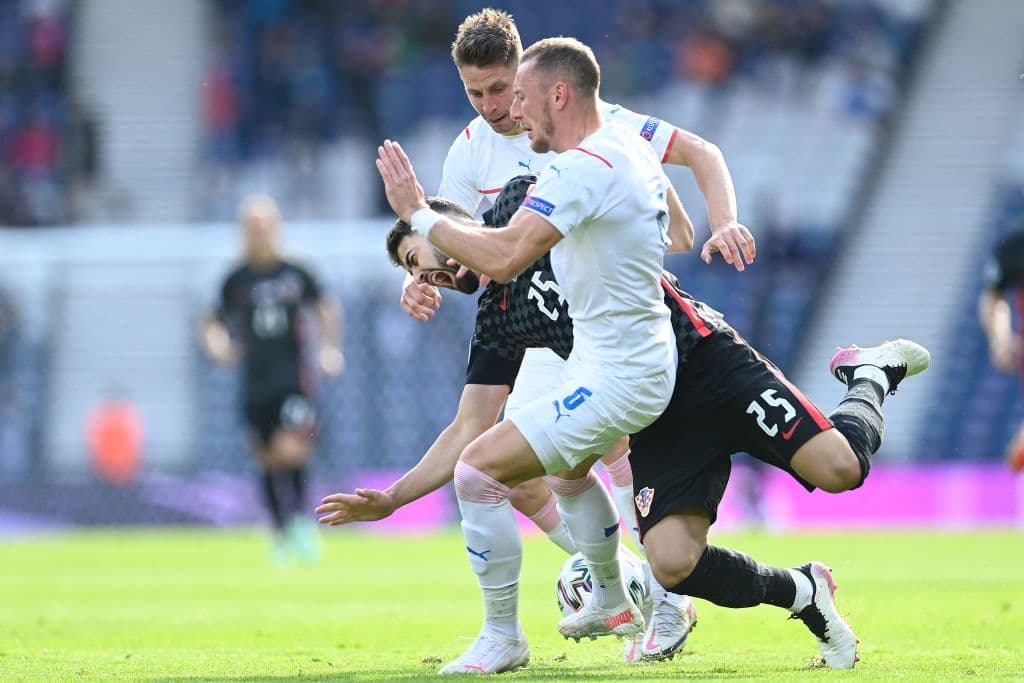 República Checa no logra aguantar la ventaja mínima sobre Croacia y el gol de Ivan Perisic al minuto 47 le da el primer punto del torneo a los croatas.