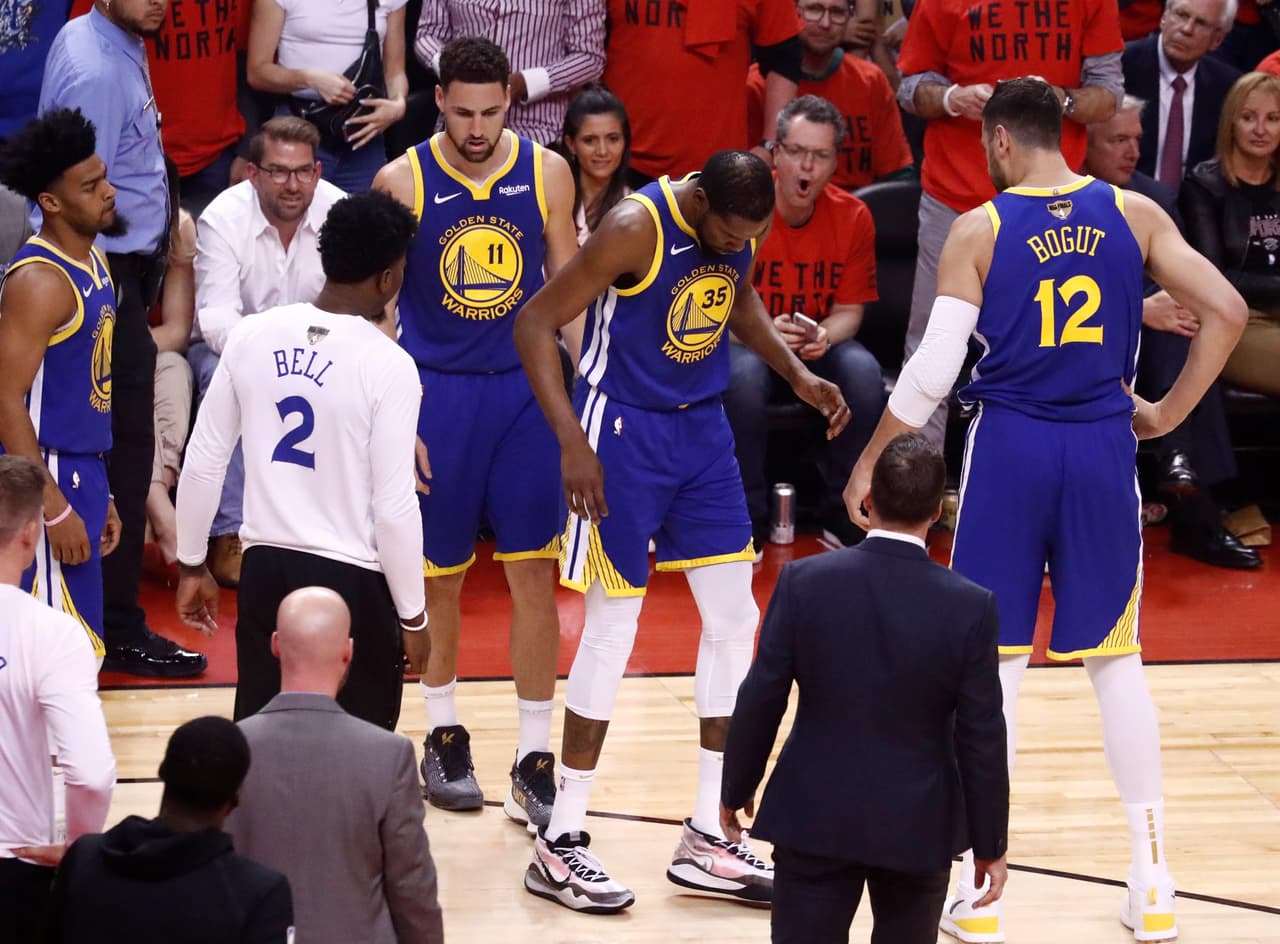 "Por lo tanto lo del tendón de Aquiles se presentó como una sacudida por completo. No sé qué más añadir a eso, aparte de que si hubiéramos sabido que esto era una posibilidad, que esto estaba incluso en el ámbito de la posibilidad, no había manera que hubiéramos permitido que Kevin volviera”, sentenció el head coach de los Warriors.