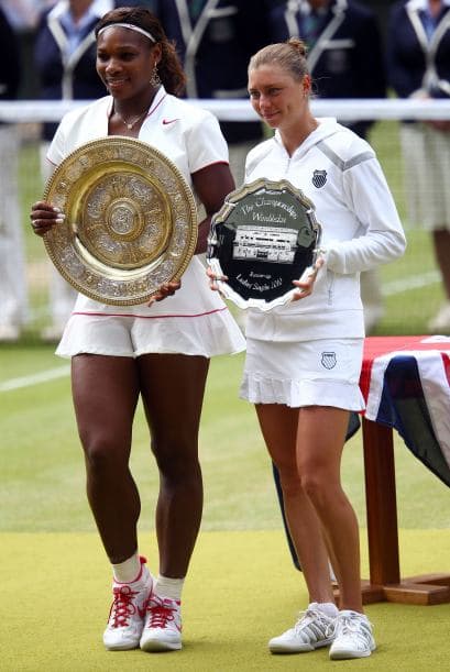 Las dos finalistas posan con sus respectivos trofeos. Vera Zvonarena reconoció el poder de Serena.