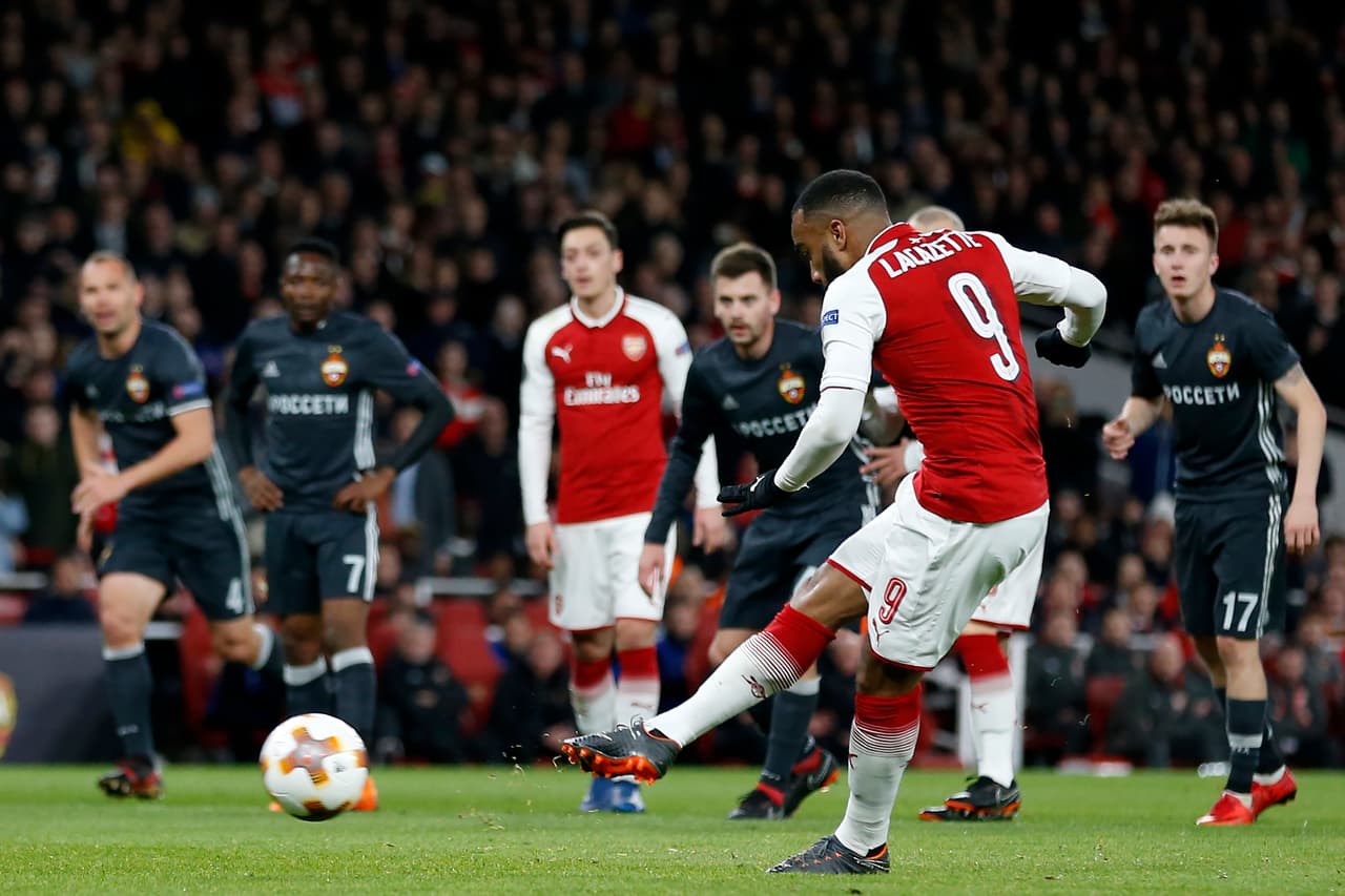 Alexandre Lacazette puso de penalti al minuto 23 su primer gol en este juego y el 2-1 a favor de los locales.