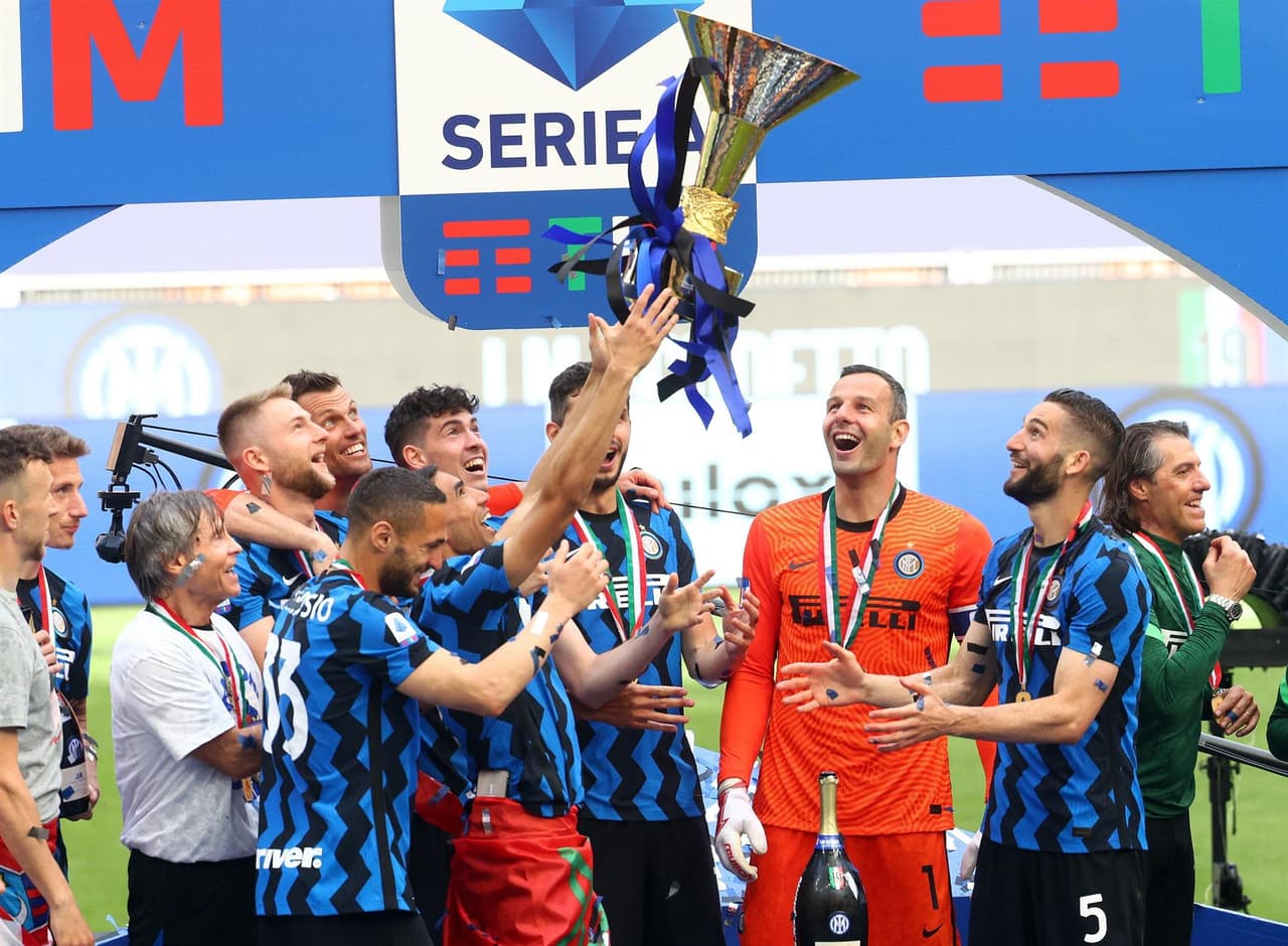 Inter goleó al Udinese 5-1 y se corona campeón de la Serie A El equipo celebró su Scudetto en su casa y con sus aficionados.Young, Eriksen, Lautaro, Périsic y Lukaku firmaron la paliza. Roberto Pereyra marcó el único tanto para los visitantes.