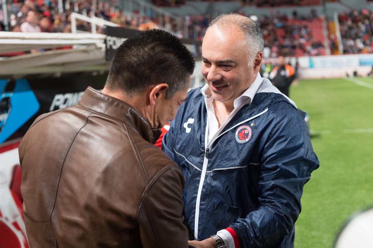Ignacio Ambriz y 'Memo' Vázquez se saludaron al inicio del encuentro. Los técnicos enfrentan realidades muy distintas con sus equipos. Necaxa peleará por calificar y Veracruz buscará un milagro para mantener la categoría.
