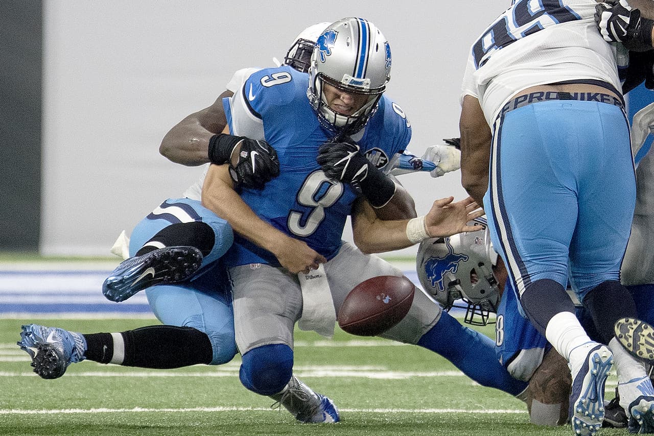 Matthew Stafford, QB de los Detroit Lions, fue capturado cuatro veces por los Titans.
