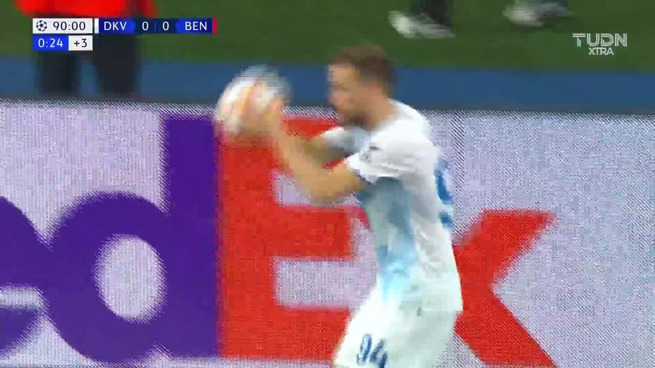 ¡CERCA! Mykola Shaparenko disparó que se estrella en el poste.