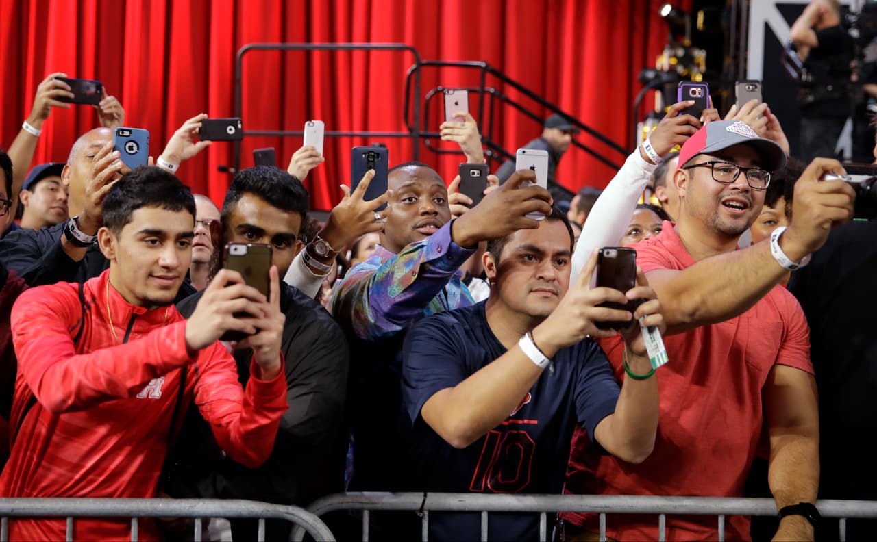 Ninguno de los seguidores quería perderse nada, por lo que las cámaras fueron en búsqueda de una imagen para el recuerdo.