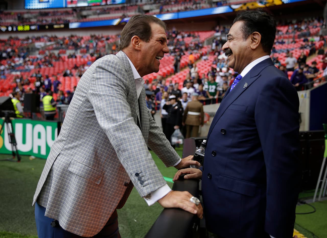 Los dueños de Baltimore Ravens, Stephen Bisciotti (izq.), y de Jacksonville Jaguars, Shahid Khan (der.) estuvieron presentes en el escenario.