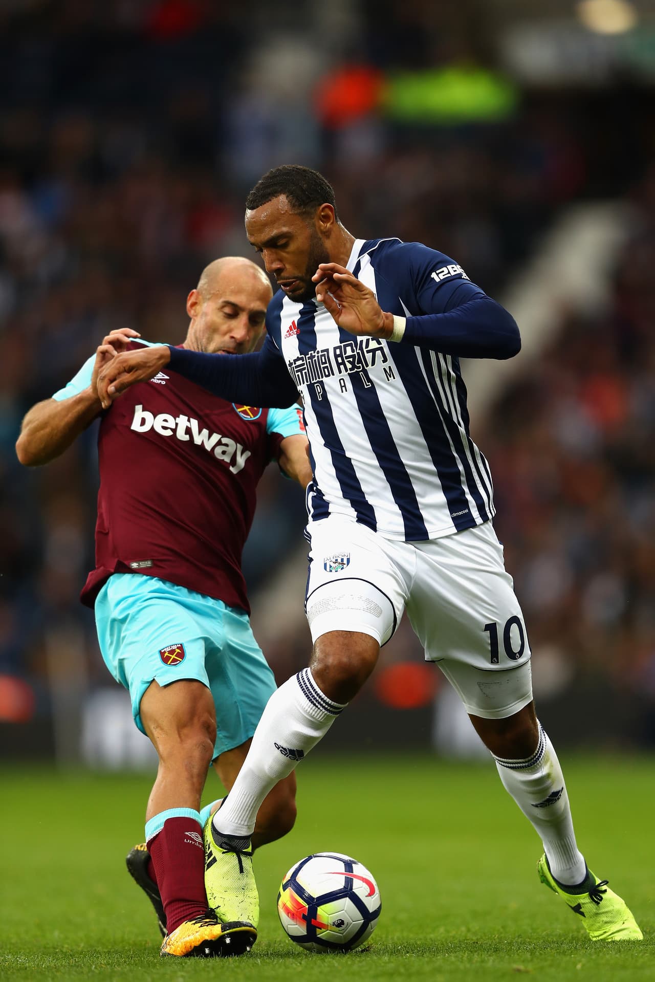 El argentino Pablo Zabaleta tuvo la labor de controlar los ataques de Matt Phillips.