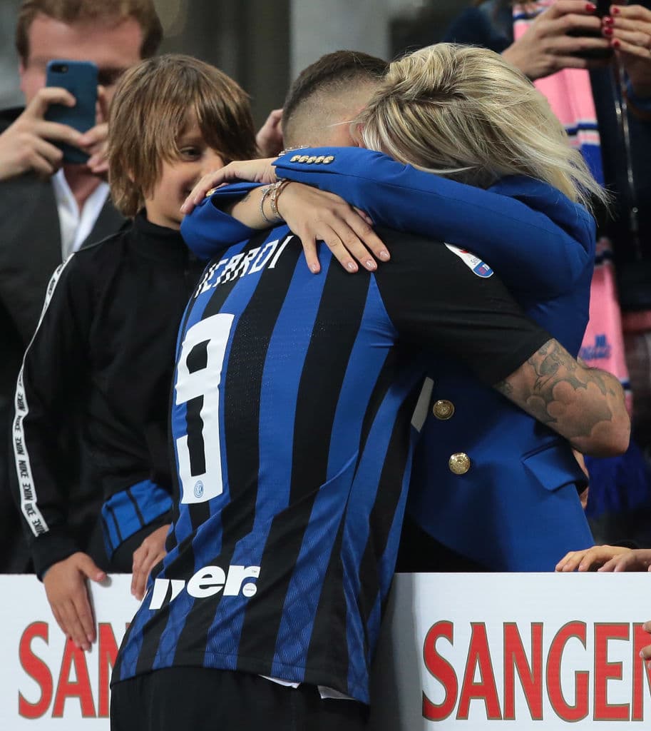 Sin embargo, la sensualidad de la pareja quedó en evidencia con un beso apasionado que se convirtió en toda una postal del triunfo.