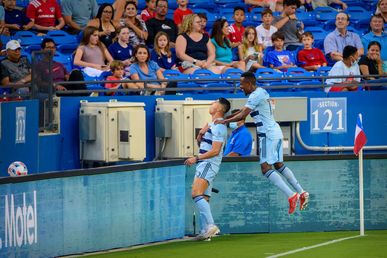 Y Sporting Kansas City hace lo propio en el Oeste, gracias a su victoria como visitante por 2-0 frente a FC Dallas.
<br>