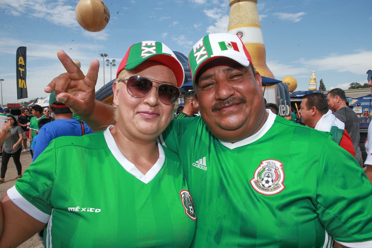 Horas antes del duelo entre México y El Salvador, los aficionados empezaron a hacer su partido en el estacionamiento del Qualcomm Stadium de San Diego, una fiesta llena de música y camaradería entre las dos naciones.